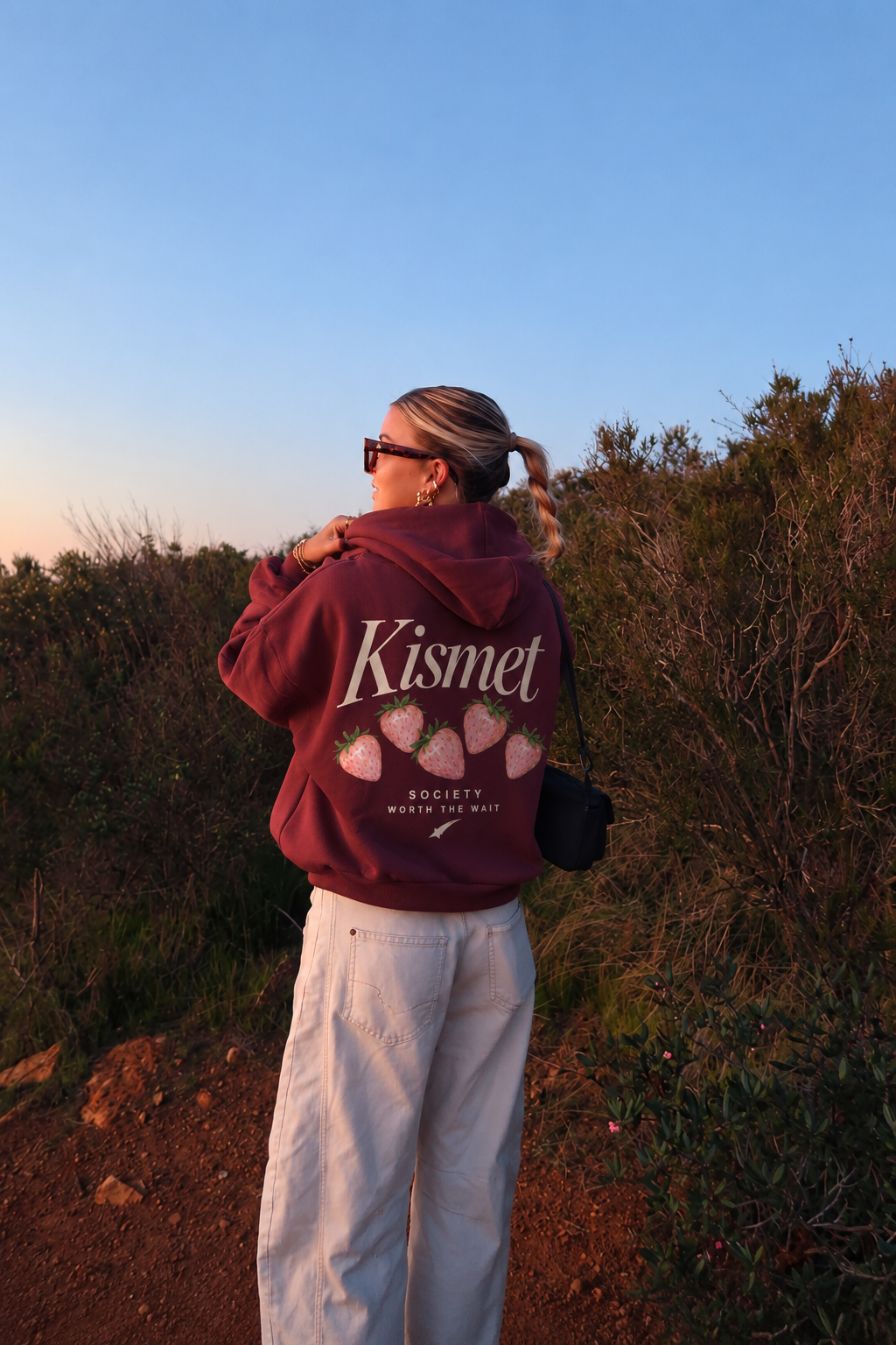 Worth The Wait Hoodie Vino - puesta