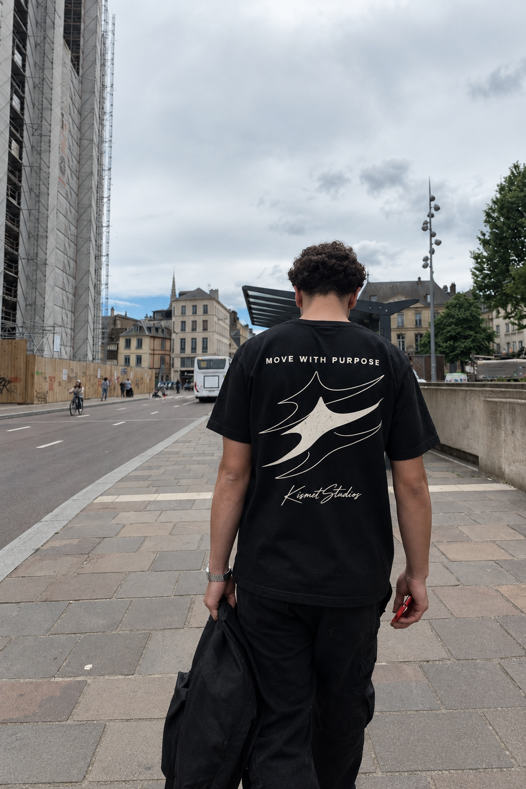 Move With Purpose Tee Negro - puesta