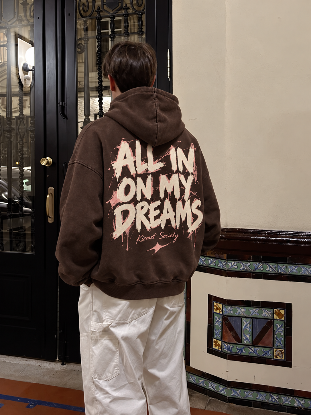 All In On My Dreams Hoodie Chocolate - puesta