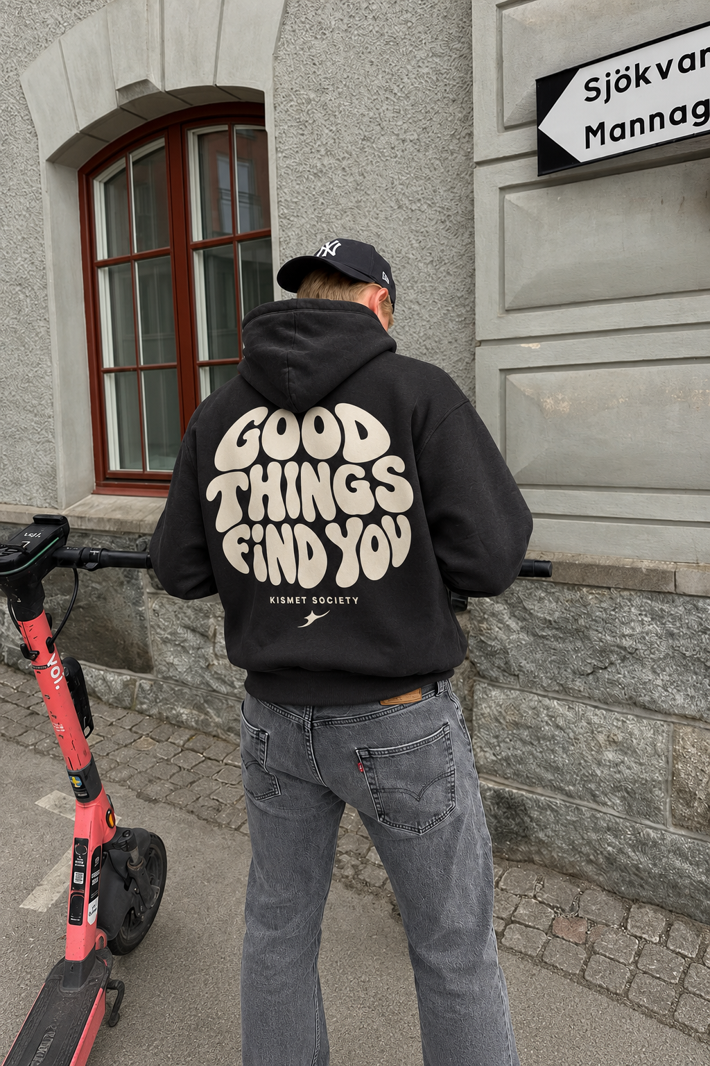 Good Things Find You Hoodie Negro - puesta
