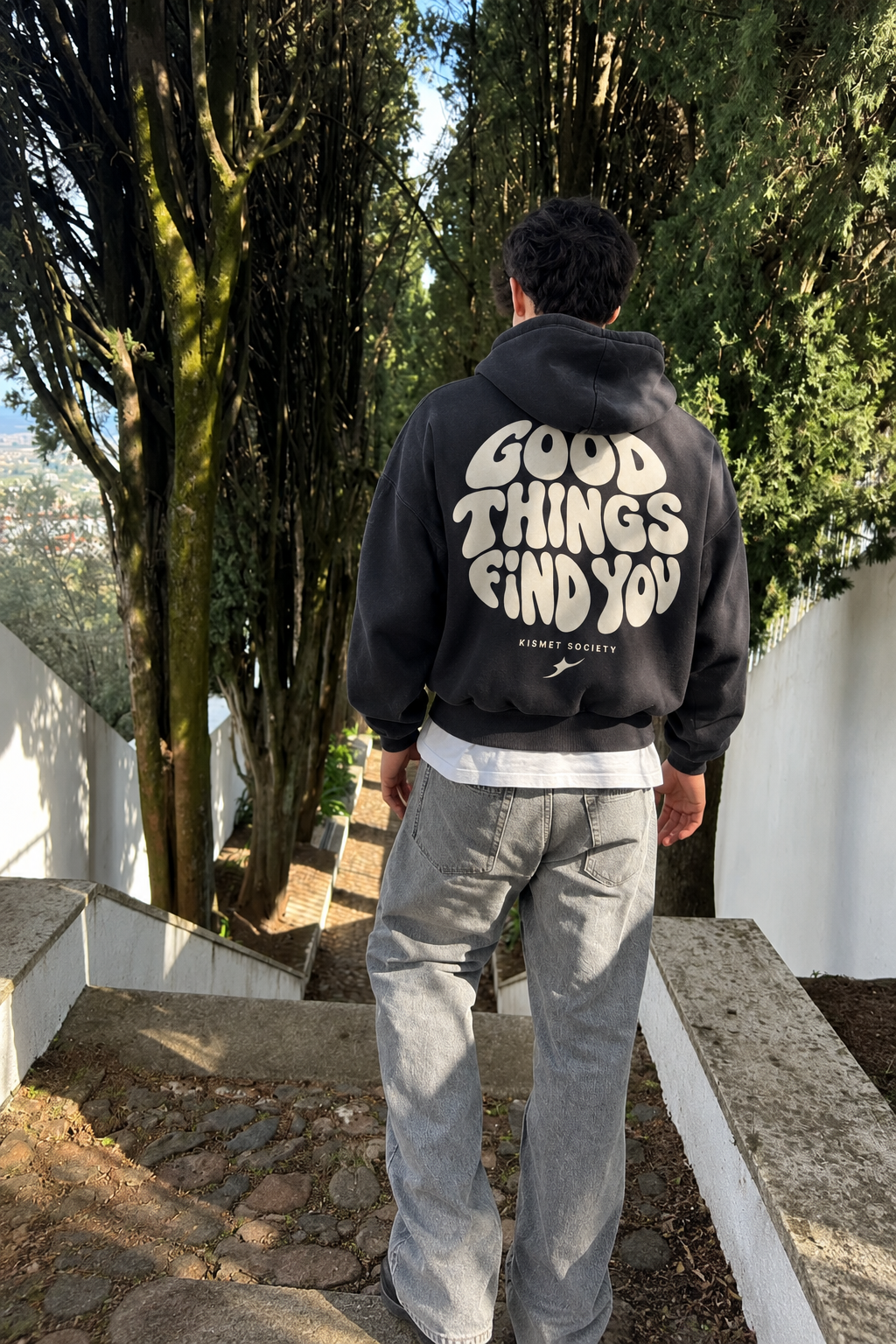 Good Things Find You Hoodie Negro - puesta