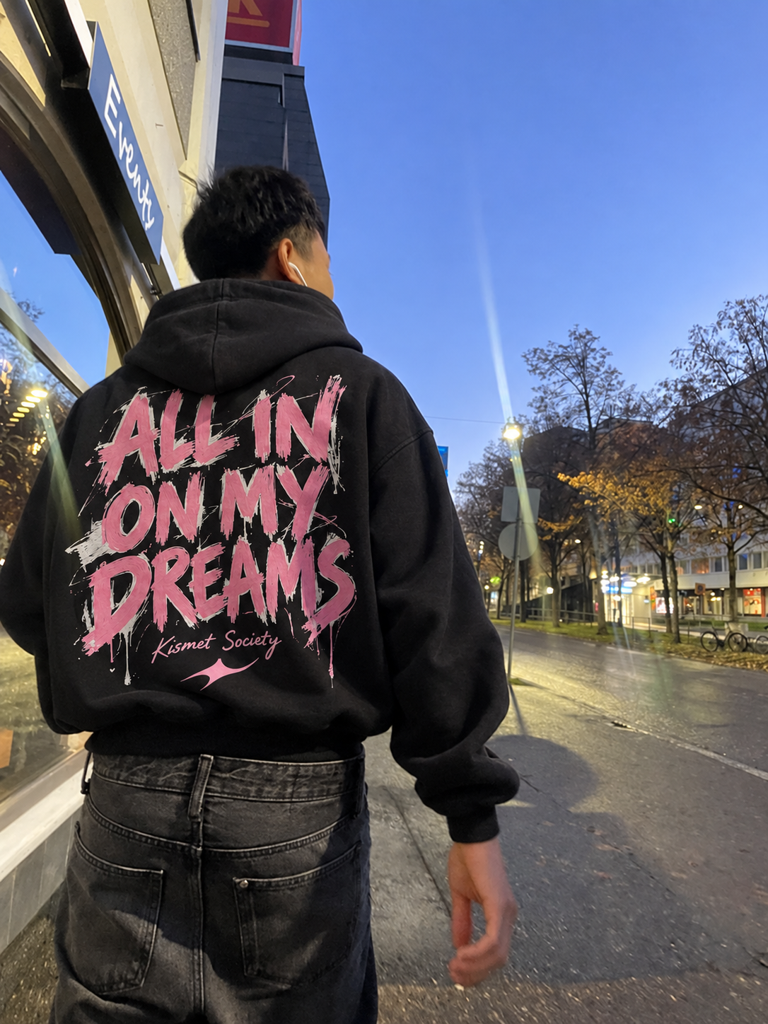 All In On My Dreams Hoodie Negro - puesta