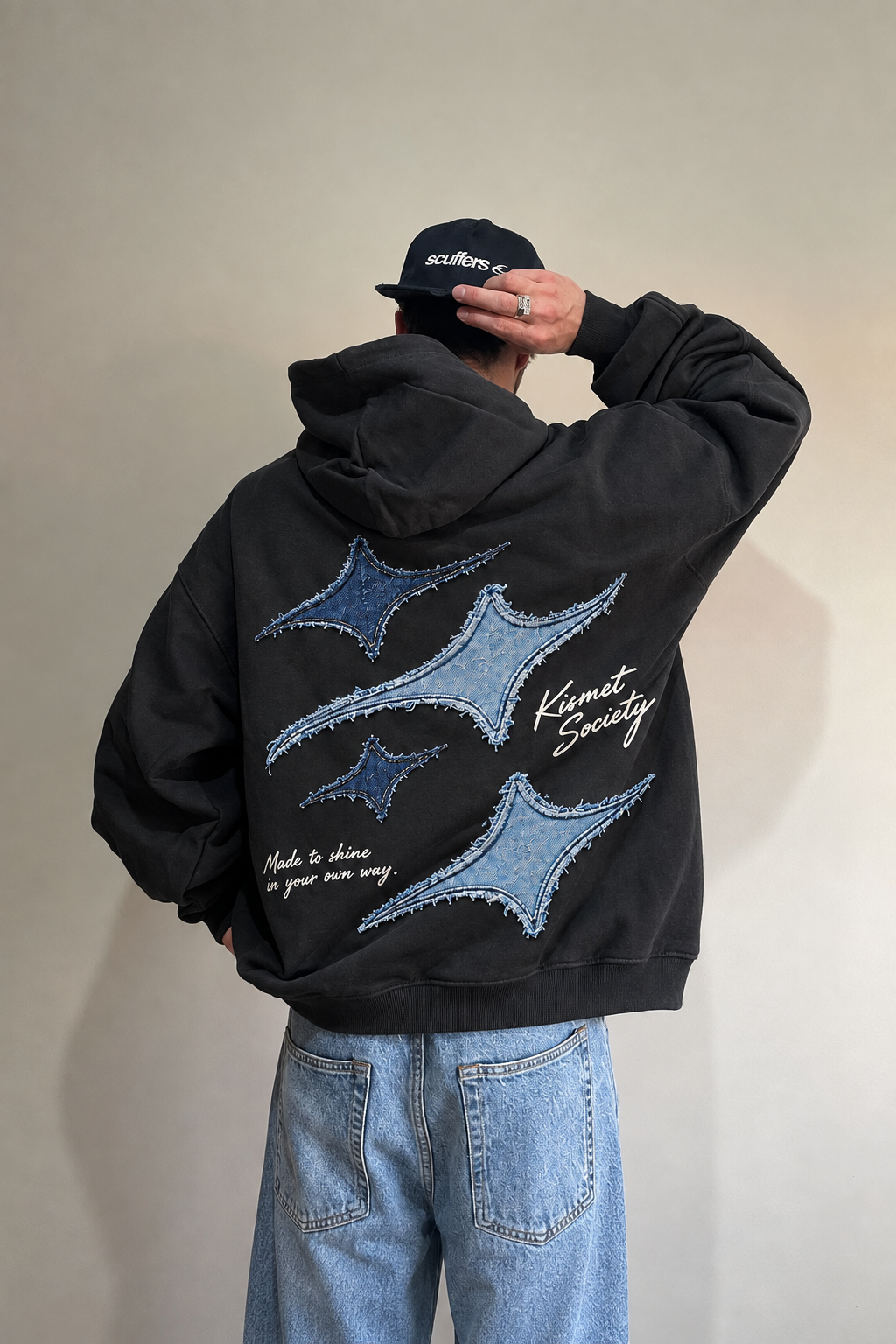 Made To Shine Hoodie Negro - puesta