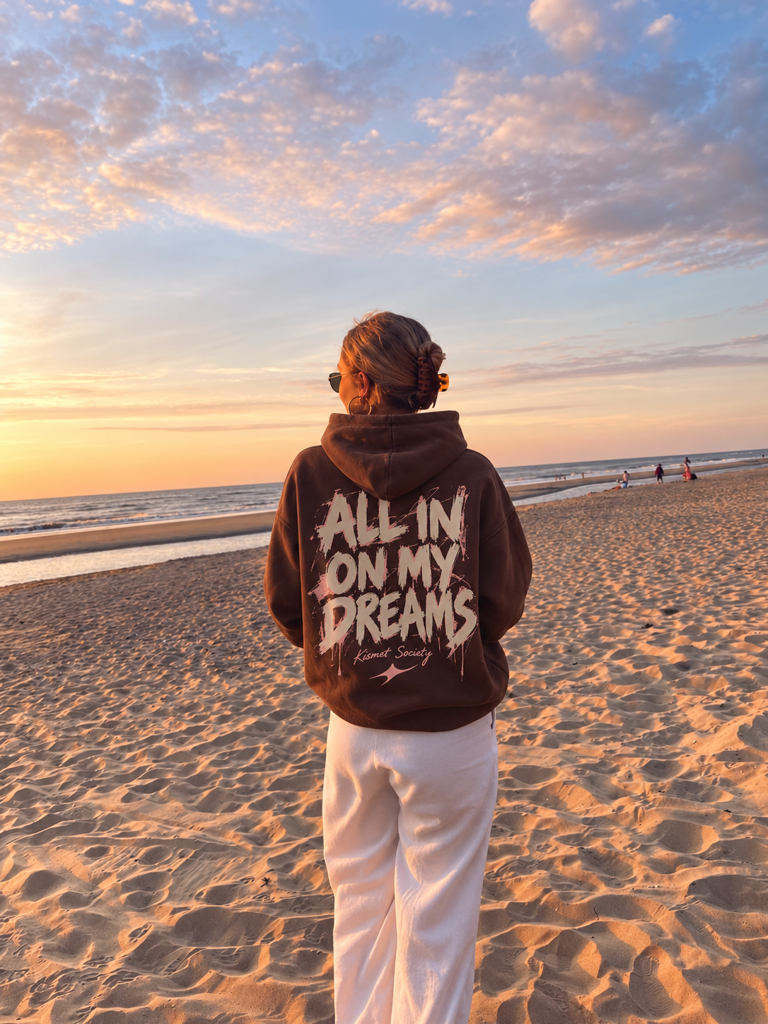 All In On My Dreams Hoodie Chocolate - puesta