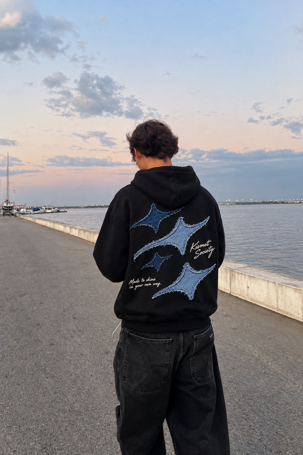 Made To Shine Hoodie Negro - puesta