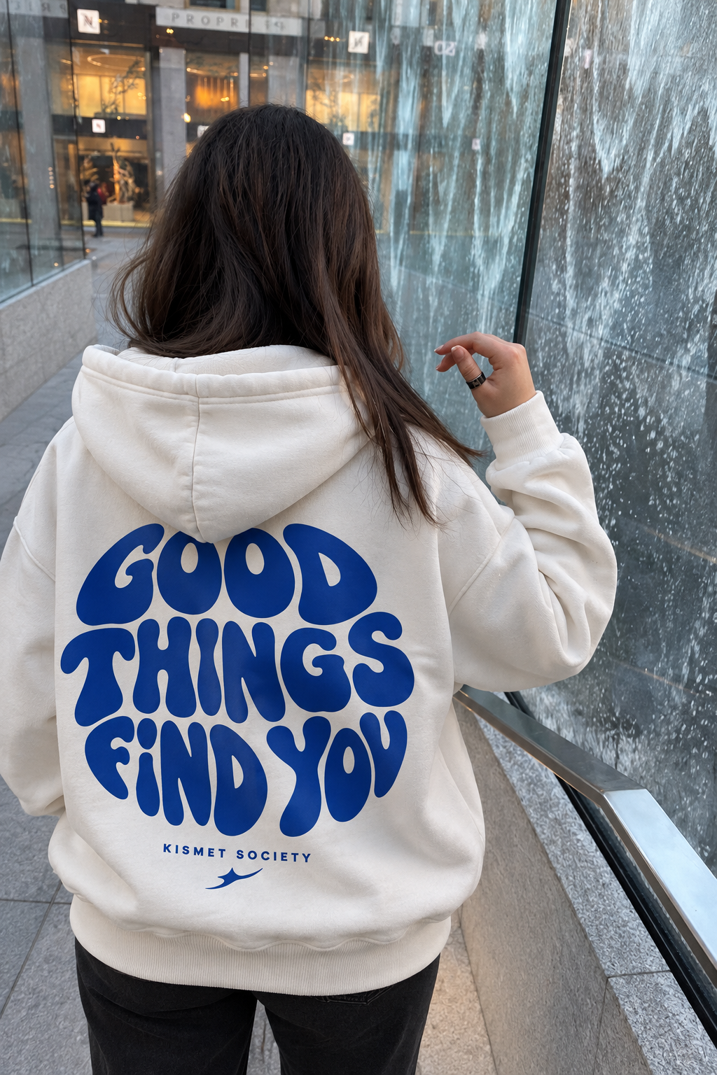 Good Things Find You Hoodie Hueso - puesta