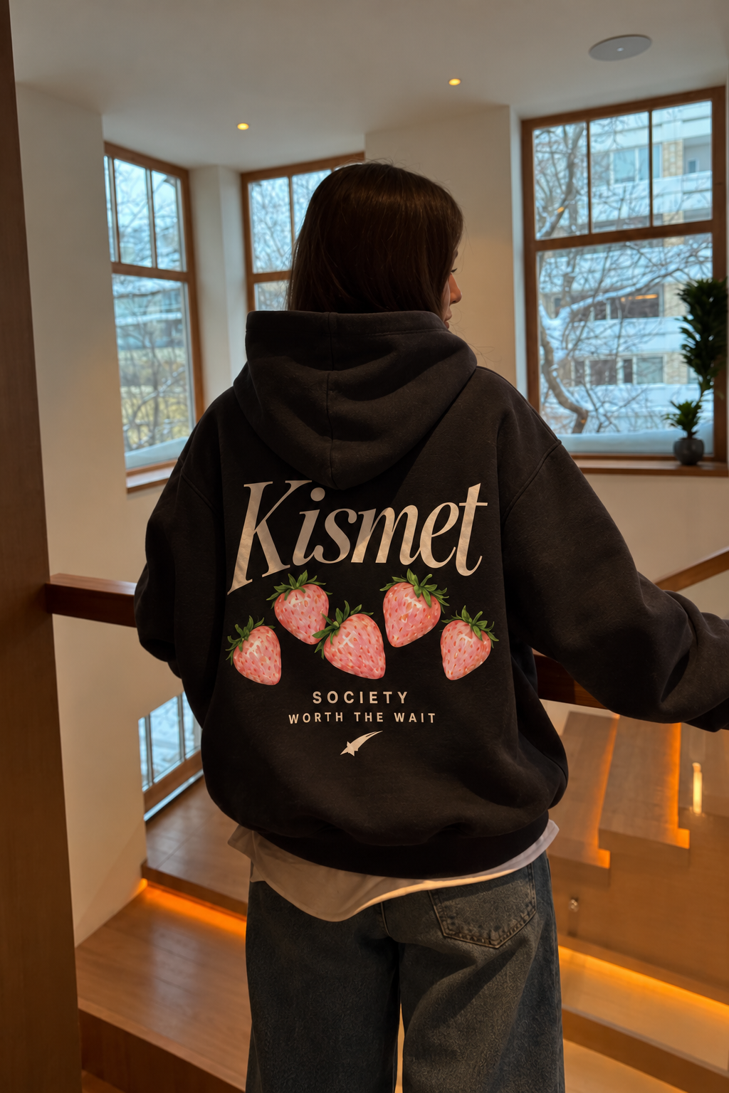 Worth The Wait Hoodie Negro - puesta